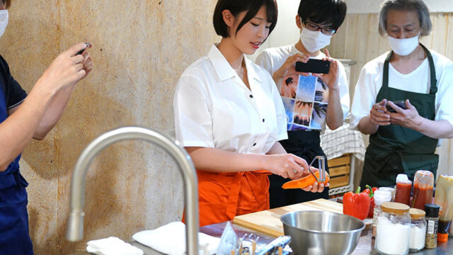 Phang cùng cô đầu bếp Rin Kaguya đít bự
